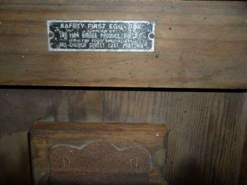 ANTIQUE WOODEN EGG BOX FOR A DOZEN EGGS