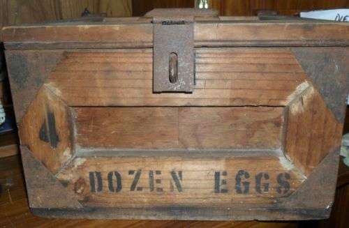 ANTIQUE WOODEN EGG BOX FOR A DOZEN EGGS