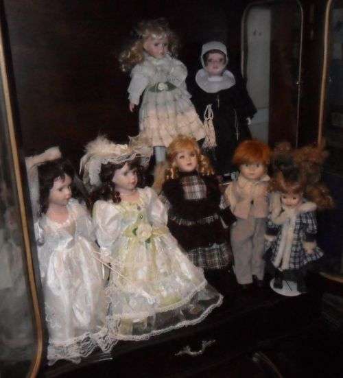 A COLLECTION OF 7 PORCELAIN DOLLS AT R120 EACH- 42CM TALL