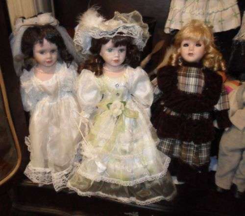 A COLLECTION OF 7 PORCELAIN DOLLS AT R120 EACH- 42CM TALL