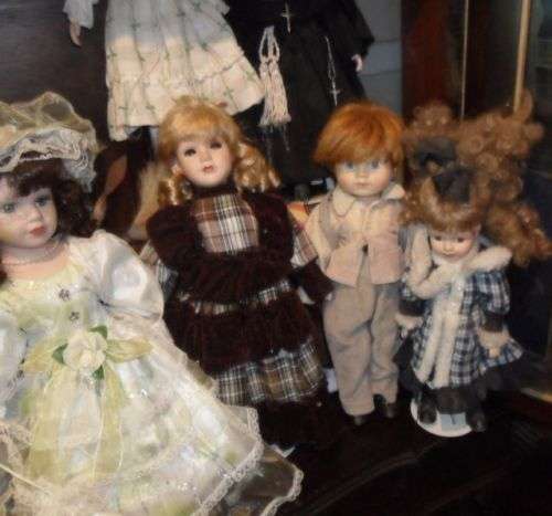A COLLECTION OF 7 PORCELAIN DOLLS AT R120 EACH- 42CM TALL