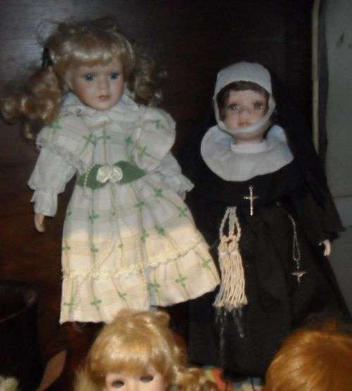 A COLLECTION OF 7 PORCELAIN DOLLS AT R120 EACH- 42CM TALL