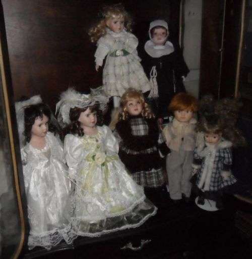 A COLLECTION OF 7 PORCELAIN DOLLS AT R120 EACH- 42CM TALL