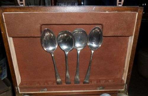 VINTAGE CANTEEN WITH DRAWER PLUS 19 VINTAGE ODD SPPONS