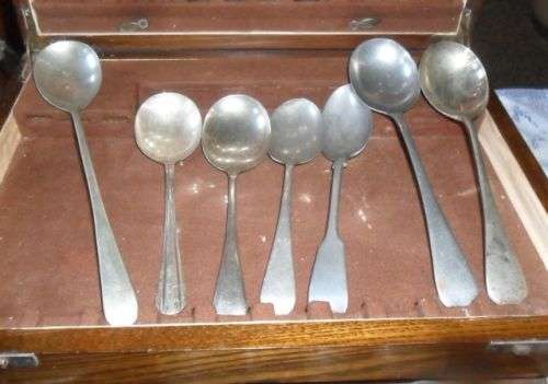 VINTAGE CANTEEN WITH DRAWER PLUS 19 VINTAGE ODD SPPONS