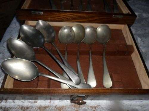 VINTAGE CANTEEN WITH DRAWER PLUS 19 VINTAGE ODD SPPONS