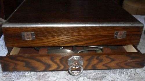 VINTAGE CANTEEN WITH DRAWER PLUS 19 VINTAGE ODD SPPONS