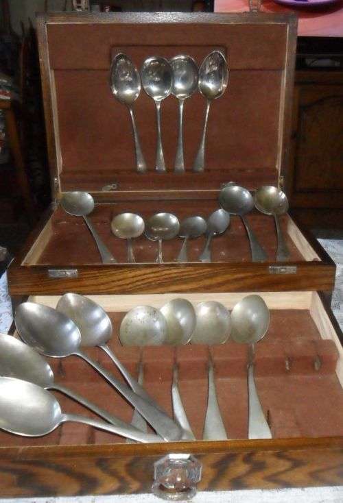 VINTAGE CANTEEN WITH DRAWER PLUS 19 VINTAGE ODD SPPONS