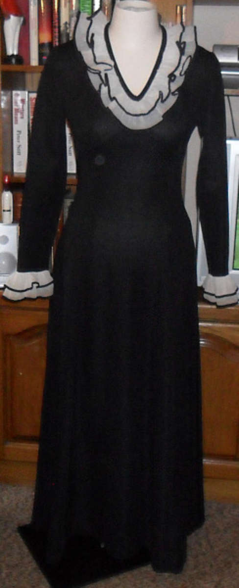 LOVELY BLACK VINTAGE EVENING DRESS