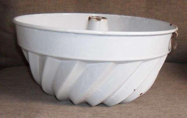 LARGE WHITE ENAMEL JELLY \ CAKE MOULD