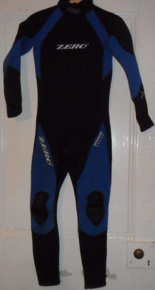 BOYS ZERO NITROCELL WET SUIT - JUNIOR LARGE -  -WITH MINOR REPAIR