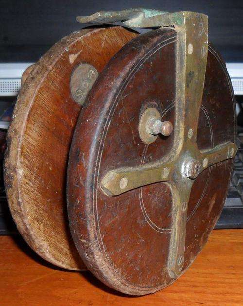 ANTIQUE LARGE WOOD AND BRASS FISHING REEL - 16.5CM DIAMETER