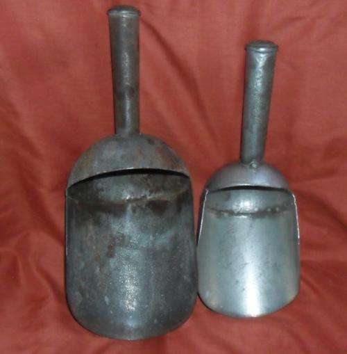 2 X VINTAGE METAL GRAIN SCOOP