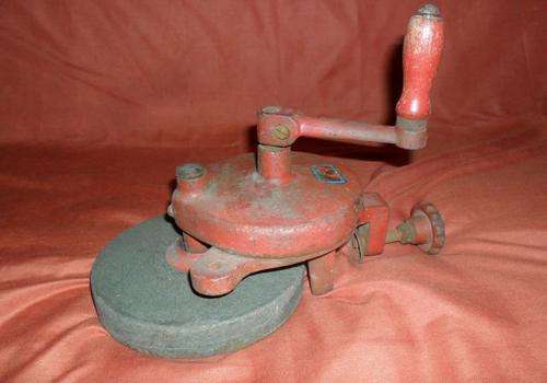VINTAGE HAND CRANK GRINDER
