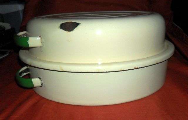CREAM  ENAMEL DISH WITH GREEN TRIM 31CM X 23CM X 14,5CM HEIGHT