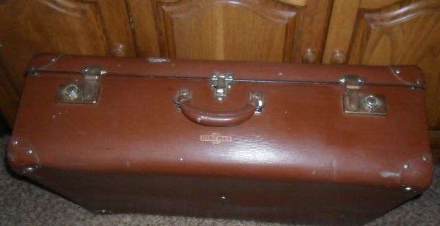 LARGE BROWN VINTAGE SUITCASE -GLOBITE - 71CM X 47CM X 22CM