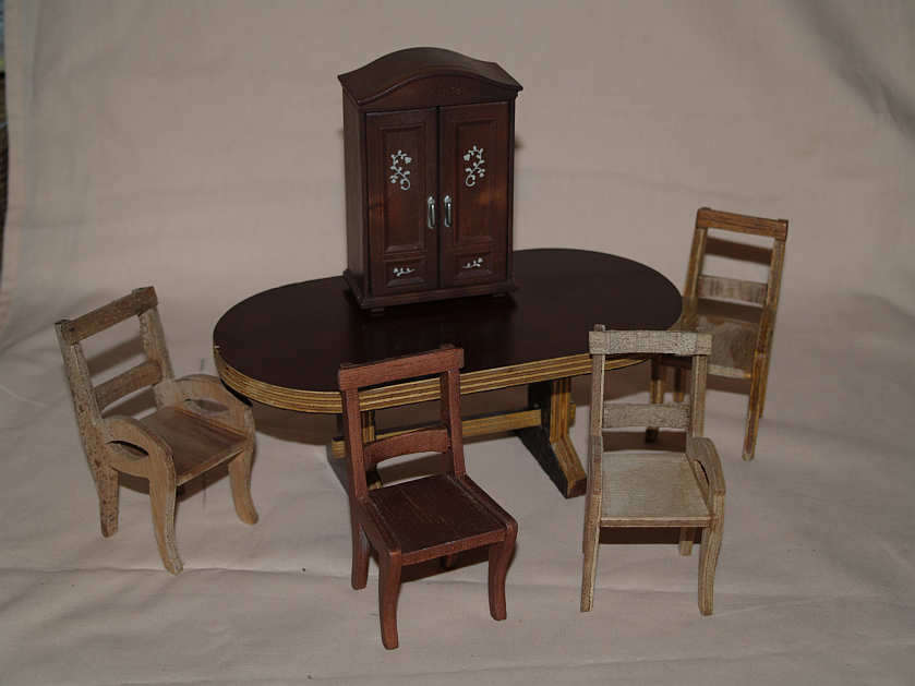 DOLLS HOUSE FURNITURE