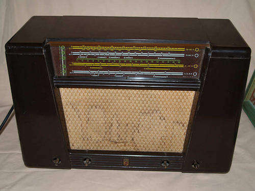VINTAGE PHILIPS RADIO