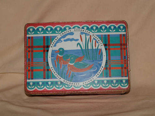OLD BAKERS BISCUIT TIN