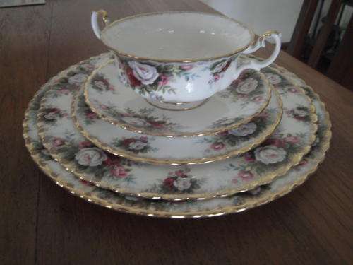 ROYAL ALBERT "CELEBRATION" 5 Pieces (like new!)