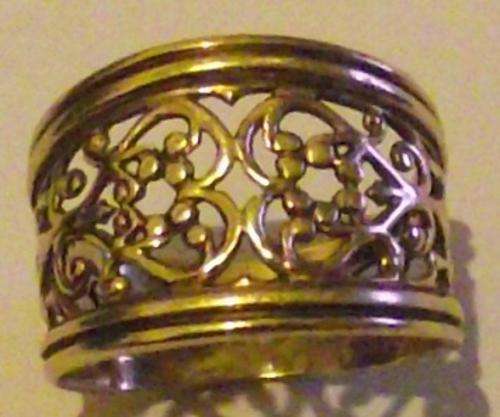 9ct GOLD RING - WEIGHS 3.3 grams - LOW START - NICE INVESTMENT!!!!!!!!