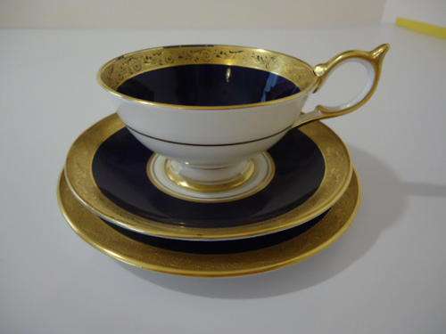 A STUNNING AYNSLEY TEA TRIO