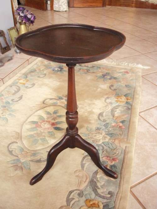 DELIGHTFUL LITTLE PEDESTAL WINE TABLE