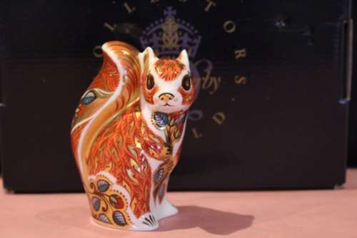 ROYAL CROWN DERBY WOODLAND SQUIRREL PAPERWEIGHT