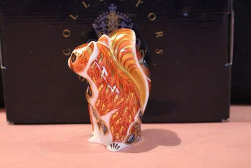 ROYAL CROWN DERBY WOODLAND SQUIRREL PAPERWEIGHT