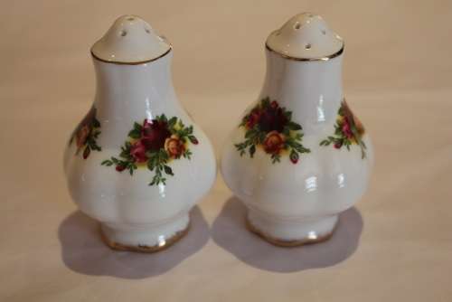 MINT CONDITION ROYAL ALBERT OLD COUNTRY ROSES CRUET SET
