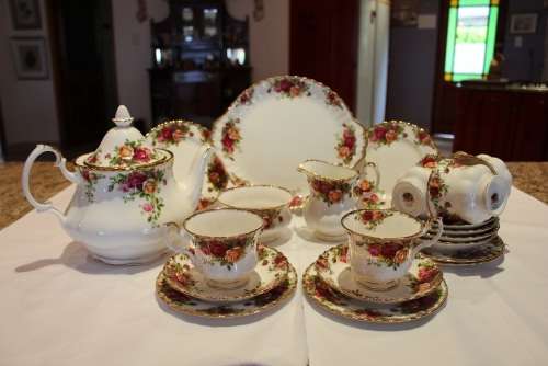 PRISTINE ROYAL ALBERT 23pc OLD COUNTRY ROSES TEA SET