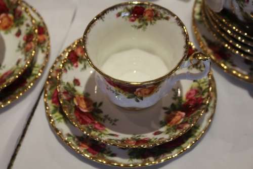 PRISTINE ROYAL ALBERT 23pc OLD COUNTRY ROSES TEA SET