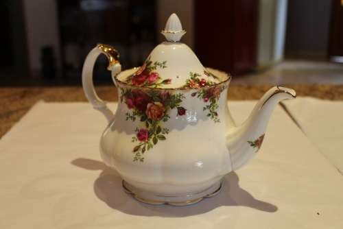 PRISTINE ROYAL ALBERT OLD COUNTRY ROSES TEAPOT