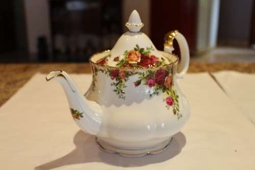PRISTINE ROYAL ALBERT OLD COUNTRY ROSES TEAPOT