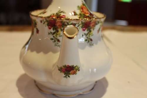 PRISTINE ROYAL ALBERT OLD COUNTRY ROSES TEAPOT