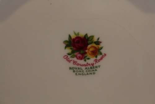 PRISTINE ROYAL ALBERT OLD COUNTRY ROSES TEAPOT