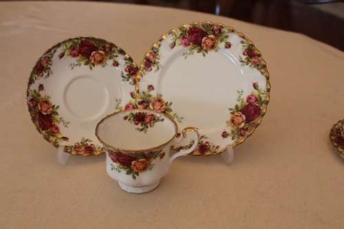 ROYAL ALBERT OLD COUNTRY ROSES TEA TRIO A