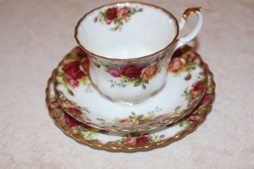 ROYAL ALBERT OLD COUNTRY ROSES TEA TRIO A
