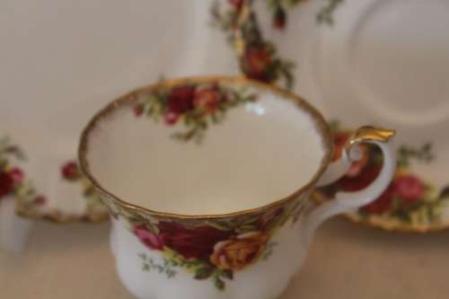 ROYAL ALBERT OLD COUNTRY ROSES TEA TRIO A