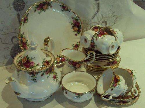 ROYAL ALBERT "OLD COUNTRY ROSES" 22 PIECE TEA SET