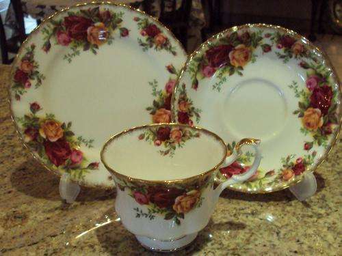 ROYAL ALBERT "OLD COUNTRY ROSES"  TEA TRIO