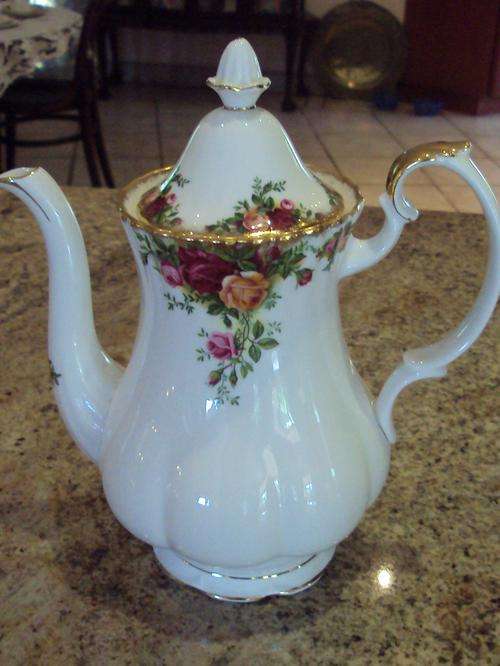 ROYAL ALBERT OLD COUNTRY ROSES COFFEE POT