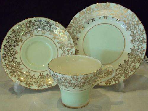 AN ELEGANT AYNSLEY TEA TRIO