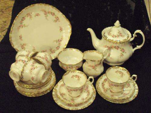 ROYAL ALBERT DIMITY ROSE TEA SET