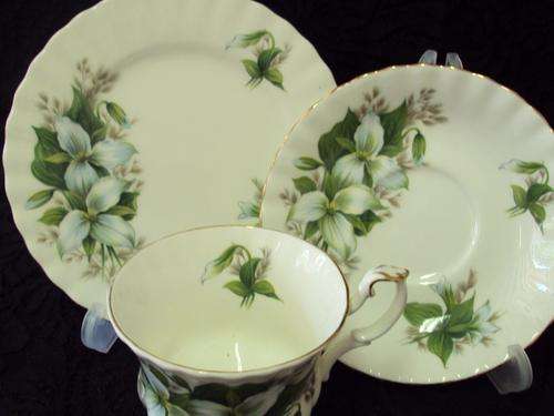 ROYAL ALBERT TEA TRIO "TRILLIUM"
