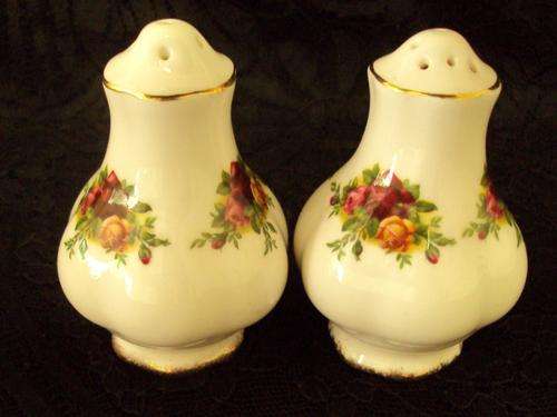ROYAL ALBERT "OLD COUNTRY ROSES" SALT AND PEPPER STYLE 1