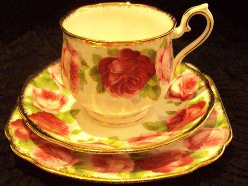ROYAL ALBERT OLD ENGLISH ROSE TEA TRIO