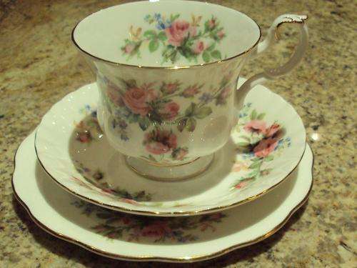 ROYAL ALBERT MOSS ROSE TEA TRIO