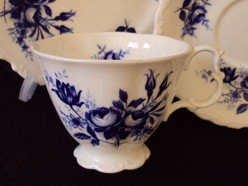 ROYAL ALBERT CONNOISSEUR TEA TRIO