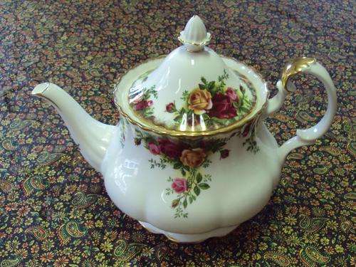 ROYAL ALBERT OLD COUNTRY ROSES LARGE TEAPOT